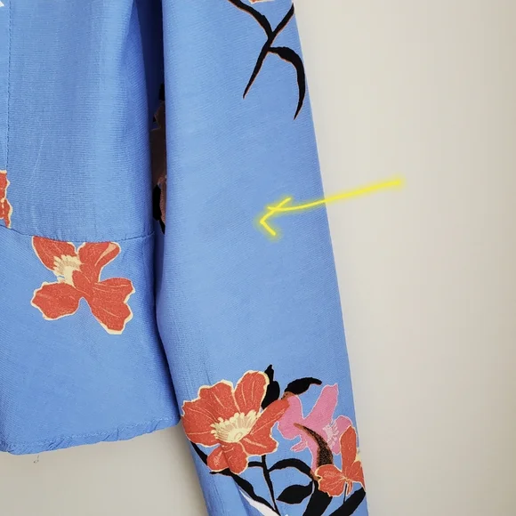 H&M Blue Floral Wrap Cropped Long Sleeve VGUC Blouse Sz 4/Small - Picture 6 of 9
